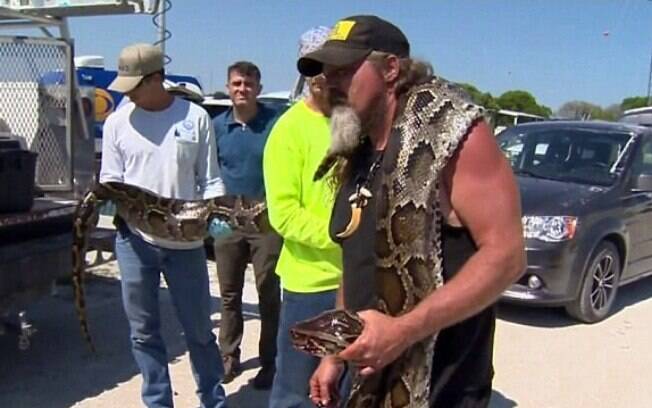 Dusty 'Selvagem' Crum encontrou a cobra  gigante enquanto passeava pelo parque nacional de Everglade