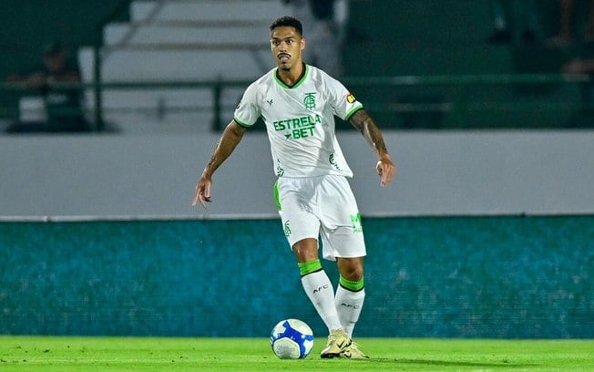 Éder durante partida do América-MG