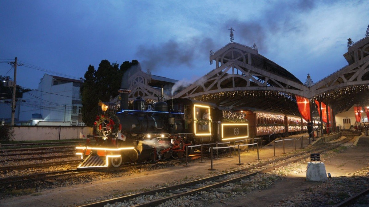 Veja%20v%C3%ADdeo%20e%20fotos%20do%20passeio%20noturno%20da%20Maria%20Fuma%C3%A7a%20natalina