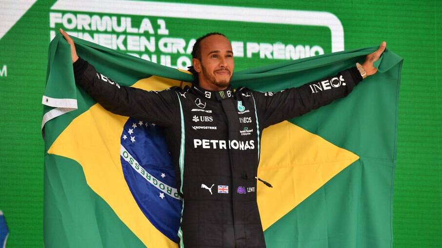 Lewis Hamilton ganhou nove posições em corrida cheia de emoções para vender o GP de São Paulo