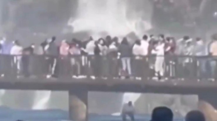 VÍDEO: turista pula nas Cataratas do Iguaçu para pegar celular