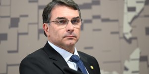 Moraes manda Flávio Bolsonaro depor à PF por calúnia contra Lula
