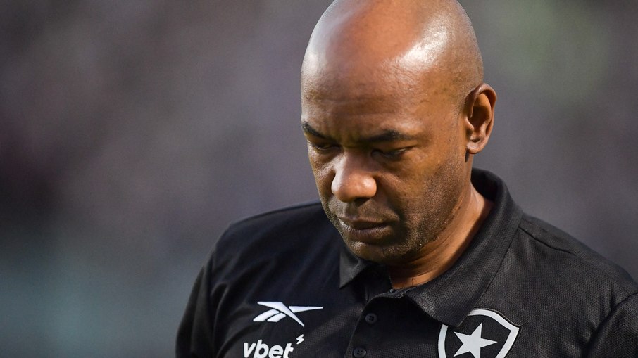 Claudio Caçapa ainda não venceu em 2025 pelo Botafogo Claudio Caçapa ainda não venceu em 2025 pelo Botafogo