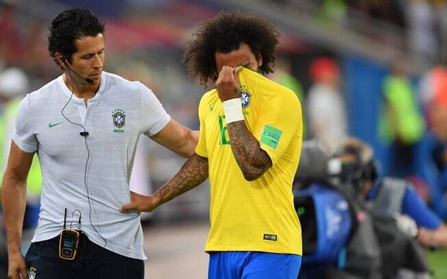 Com dor na coluna, Marcelo chora ao deixar o gramado e recebe tratamento para espasmo muscular na lombar Com dor na coluna, Marcelo chora ao deixar o gramado e recebe tratamento para espasmo muscular na lombar