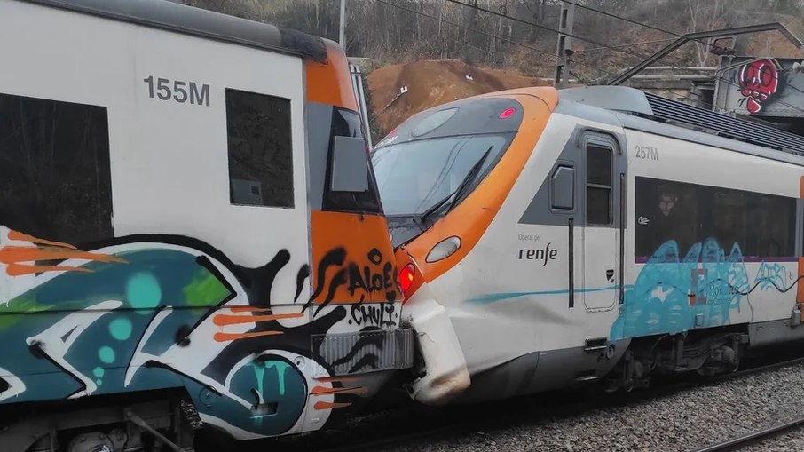 Imagem mostra o estado dos dois trens, após o acidente esta manhã na cidade de Montcada, que pertence à Catalunha