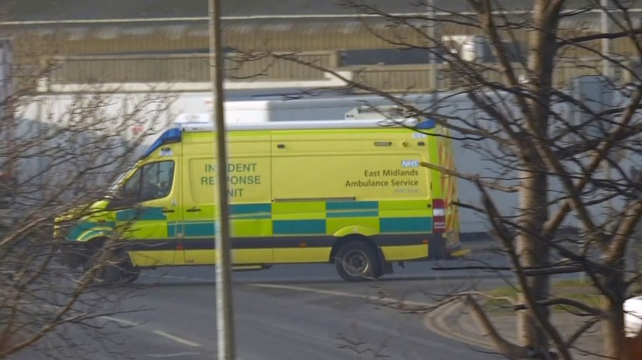 O Serviço de Ambulância de East Midlands enviou uma unidade de resposta a incidentes. O Serviço de Ambulância de East Midlands enviou uma unidade de resposta a incidentes.
