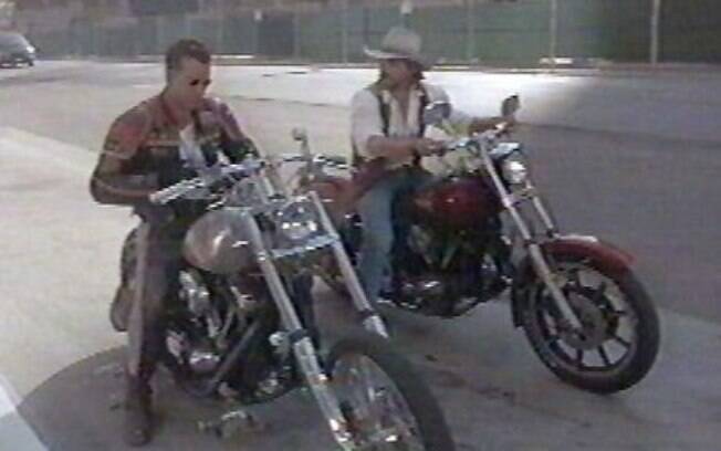 Mickey Rourke e Don Johnson em “Harley-Davidson e Marlboro Man”