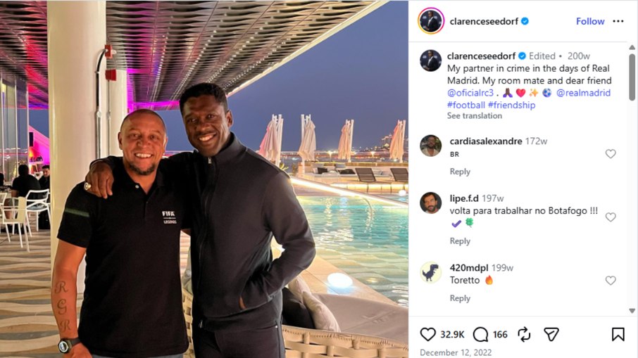 Post de Clarence Seedorf ao lado de Roberto Carlos