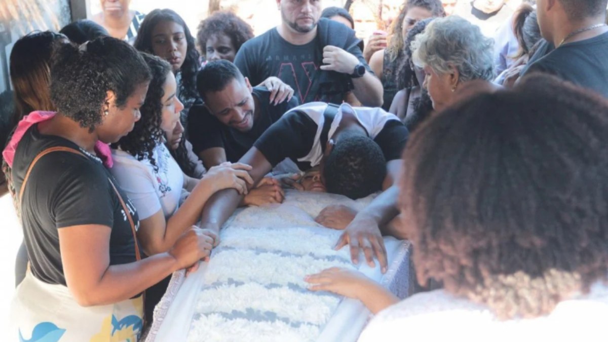 Amigos e familiares enterram corpo de Letícia Sales