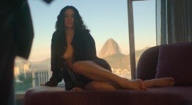 Bruna Marquezine surge sensual em teaser de série para maiores de 18 anos da Disney+