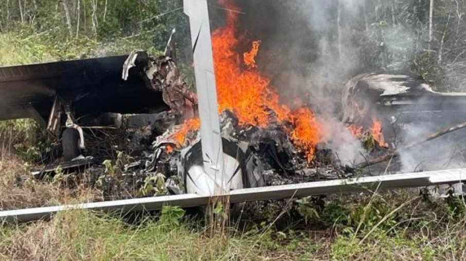 Pilotos colocaram fogo na aeronave e fugiram do local
