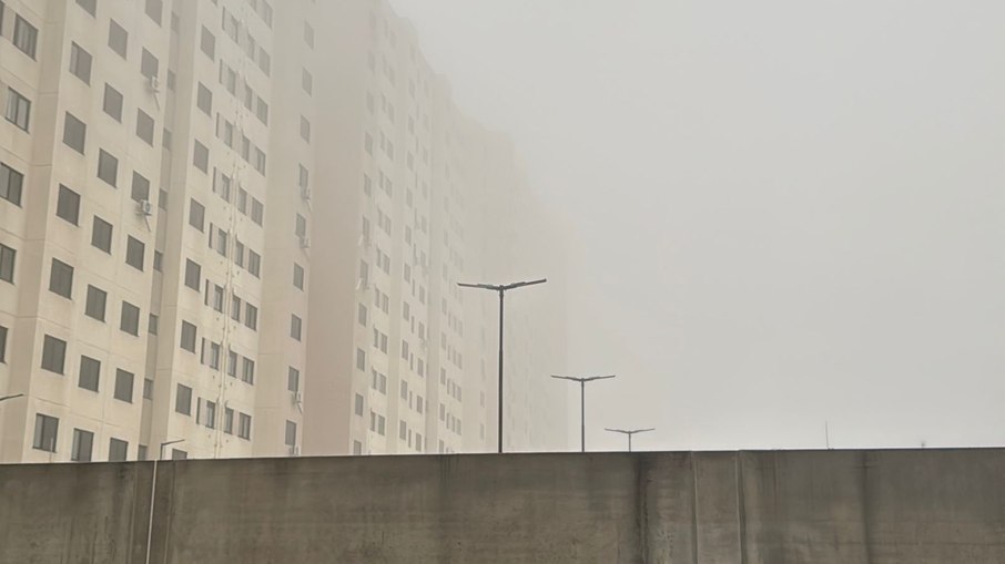 Topo de prédios ficaram encobertos pela neblina