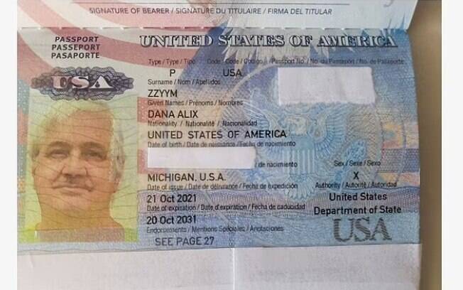 Este é o primeiro passaporte intersexo dos Estados Unidos, dado à veterana da Marinha Dana Zzym