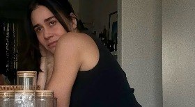 Adriane Galisteu ousa em clique nu à beira-mar na Turquia