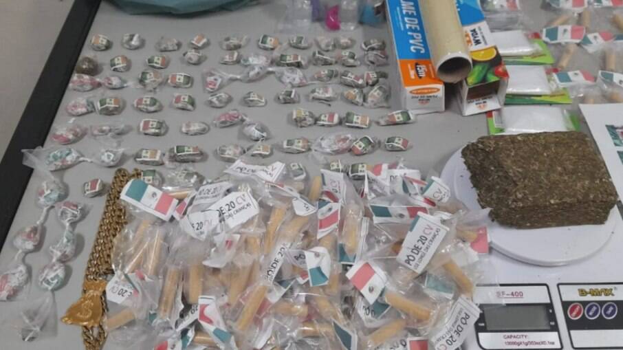 Foram apreendidos 177 pinos de cocaína, 76 trouxinhas de maconha e um tablete de maconha