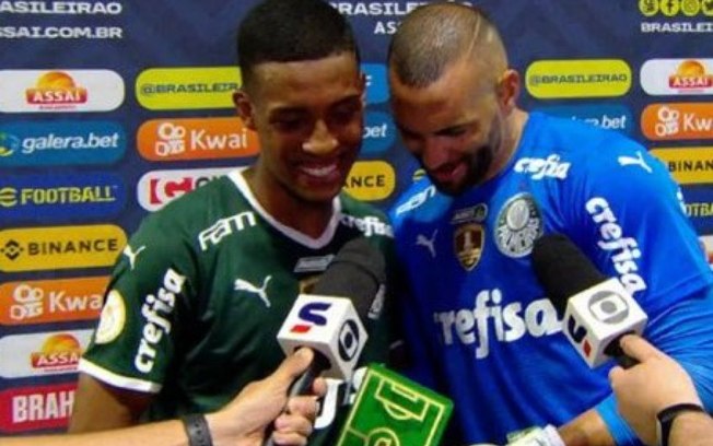 Vanderlan, do Palmeiras, recebe prêmio de melhor em campo das mãos de Weverton: 'Inexplicável'