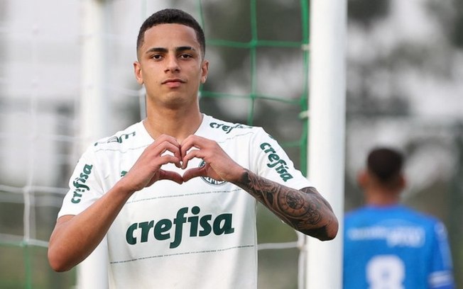 Visto como 'substituto ideal' de Veron, Giovani dá passos largos para retorno ao time principal do Palmeiras