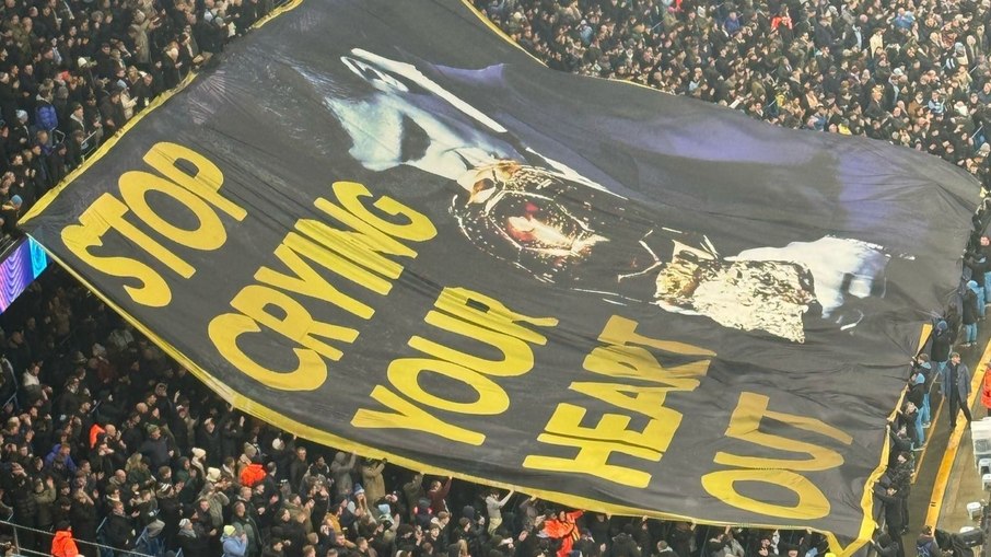 Torcida do Manchester City estendeu um bandeirão em alusão à vitória de Rodri sobre Vini Jr na Bola de Ouro Torcida do Manchester City estendeu um bandeirão em alusão à vitória de Rodri sobre Vini Jr na Bola de Ouro