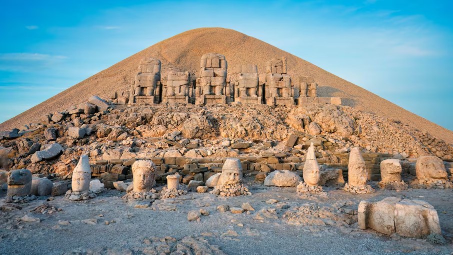 Monte Nemrut, a 80 quilômetros da cidade de Adiyaman, na Turquia. Monte Nemrut, a 80 quilômetros da cidade de Adiyaman, na Turquia.