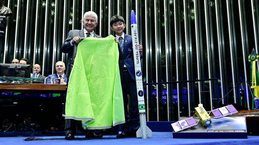 O senador Astronauta Marcos Pontes (PL-SP) e o estudante e desenvolvedor do projeto Decola Divinamente, desenvolverdor do foguete SUPERA (DD-E1K-F01), Eric Hatanaka.