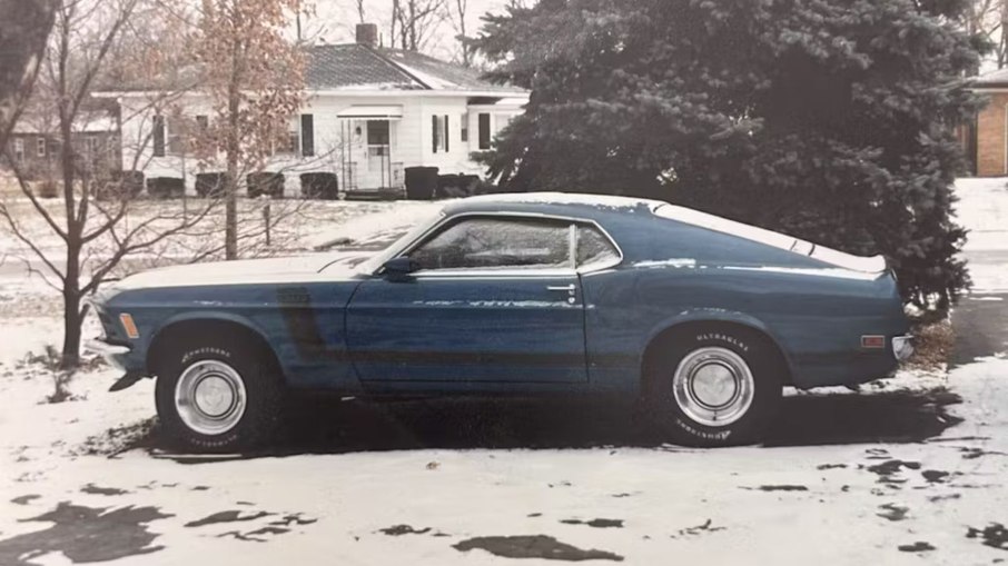 Ainda em Indiana, o clássico com pintura azul Acapulco já carregava a personalidade única que o tornaria peça rara entre os entusiastas da Ford