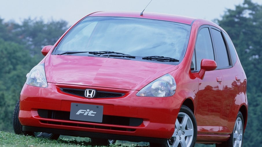 Honda Fit foi lançado no Brasil como um monovolume e concorria com a Nissan Livina