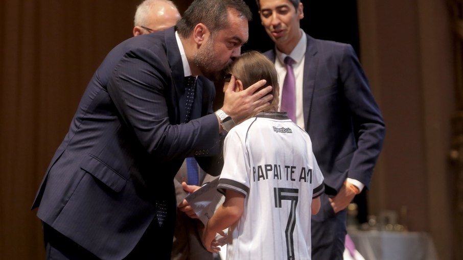 Familiares dos policiais mortos receberam apoio durante a cerimônia. Familiares dos policiais mortos receberam apoio durante a cerimônia.