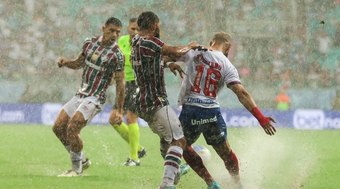 Bahia vence o Fluminense de virada em jogo interrompido por temporal