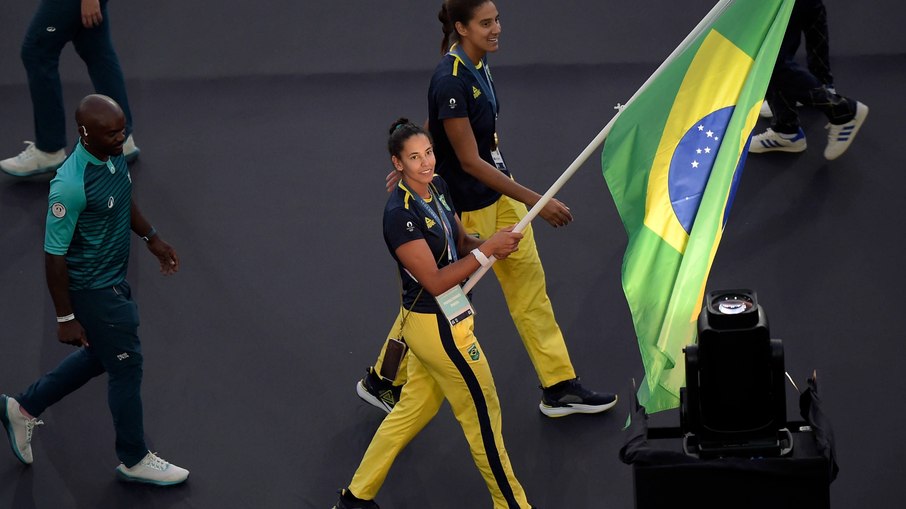 Ana Patrícia e Duda carregam a bandeira do Brasil