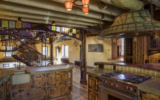 Com três quartos e três banheiros, a casa inspirada em 'Harry Potter' está sendo vendida por cerca de R$ 10 milhões
