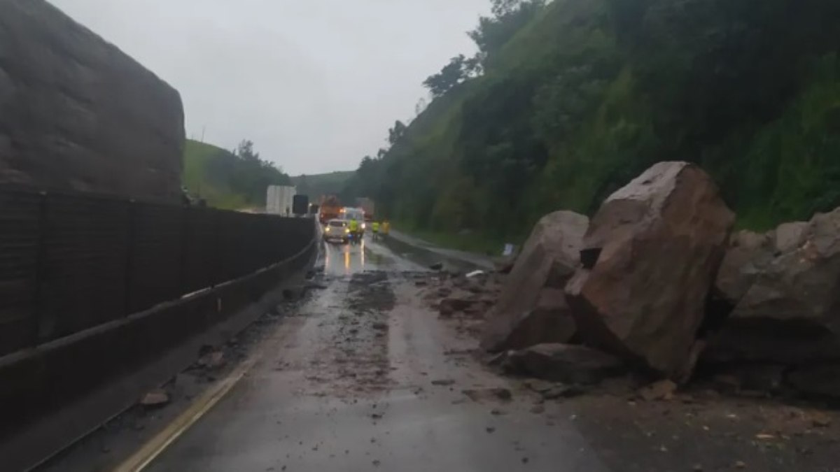 Blocos de pedra deslizam e bloqueiam trecho da Dutra