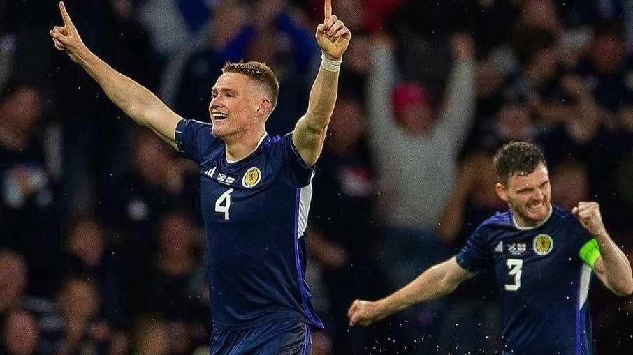 McTominay e Robertson em ação pela Seleção da Escócia