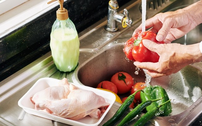 Contaminação cruzada de alimentos: Veja como evitar na cozinha