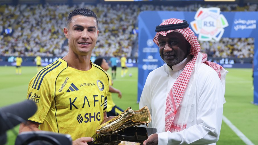 Cristiano Ronaldo recebe prêmio pela artilharia do campeonato saudita em 24/25