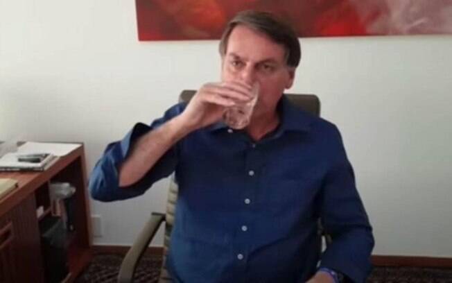 Em vídeo, presidente aparece tomando e elogiando hidroxicloroquina