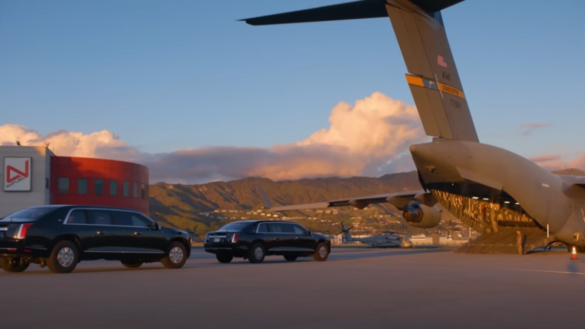 Limusines são transportadas de avião