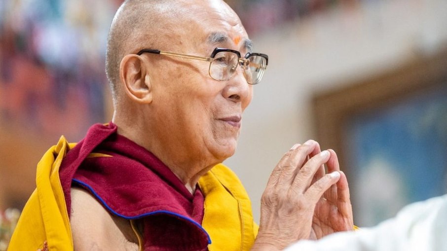 O líder religioso do budismo é o Dalai Lama Tenzin Gyatso, de 89 anos