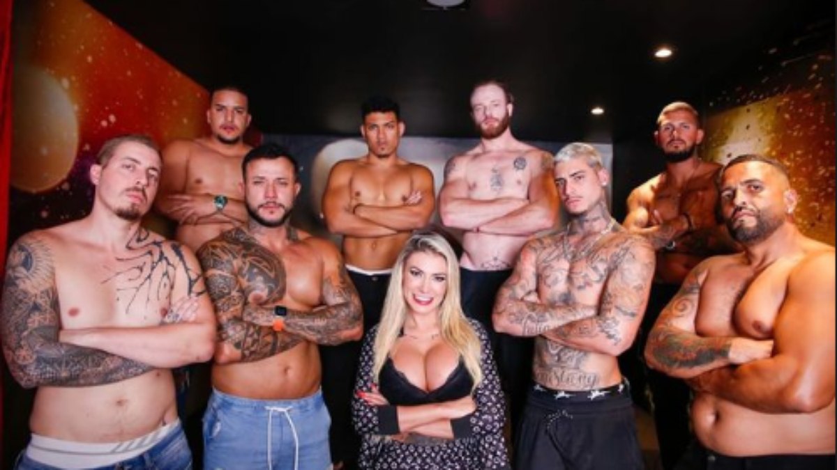 Andressa Urach posa com 8 homens e provoca seguidores: 'Você queria estar no meu lugar'