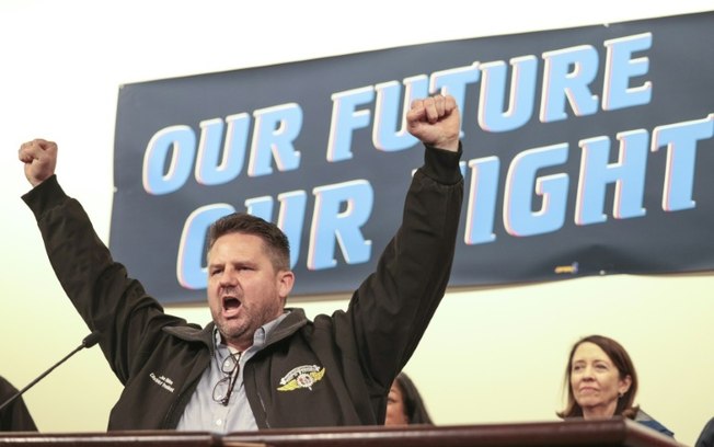 Jon Holden, presidente do sindicato IAM-District 751, durante uma manifestação de grevistas, em 15 de outubro de 2024, Seattle, Washington