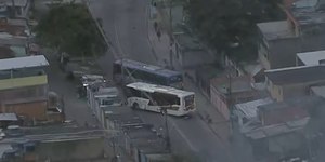 Criminosos usam 3 ônibus como barricadas na Zona Norte do Rio