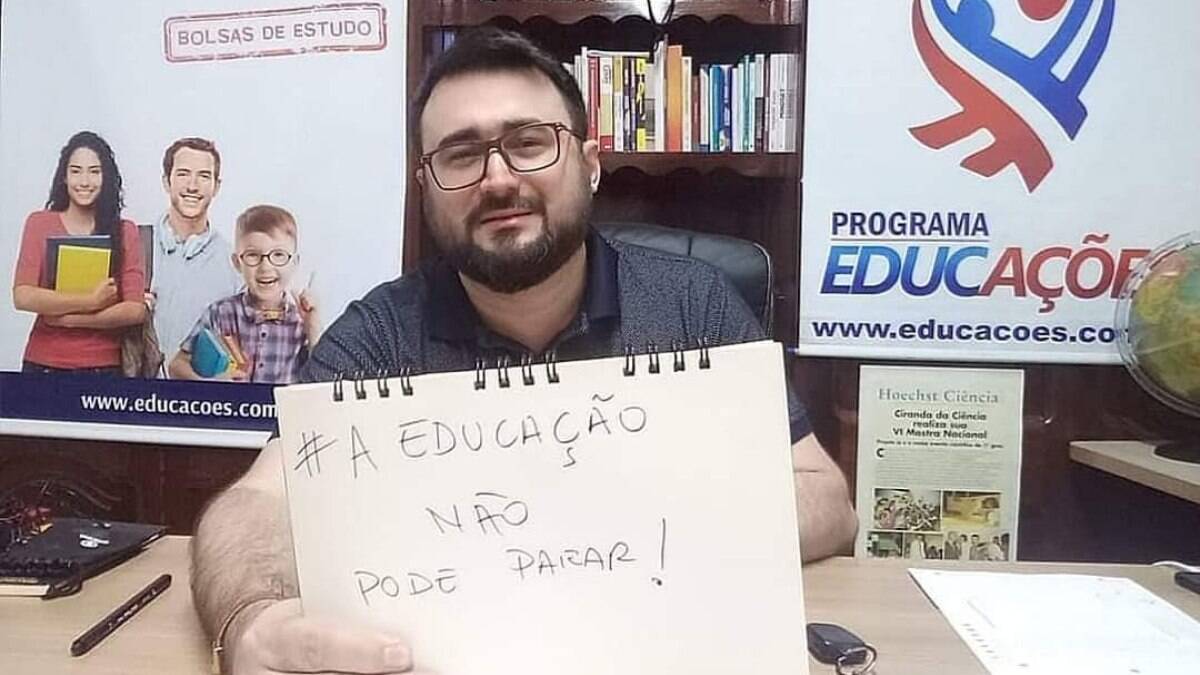 Rony Siqueira, iniciou sua jornada na educação, após vencer o Prêmio Nacional Ciranda da Ciência, em 1993 Rony Siqueira, iniciou sua jornada na educação, após vencer o Prêmio Nacional Ciranda da Ciência, em 1993