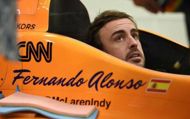 Fernando Alonso matou dois pássaros em suas primeiras voltas em carro da Indy