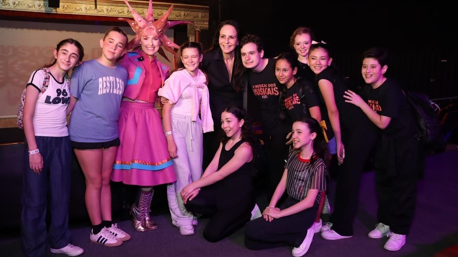 Fernanda Chamma com alguns dos artistas, após apresentação