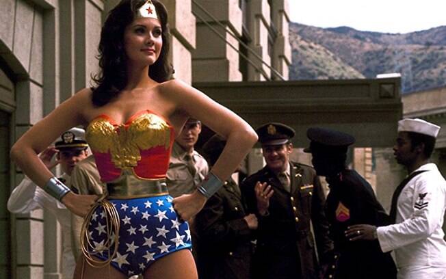 Os hot pants foram eternizados pela personagem Mulher Maravilha, que usava a peça como uniforme de super-heroína