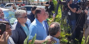 De alta, Bolsonaro fala com apoiadores e retoma apelo por anistia