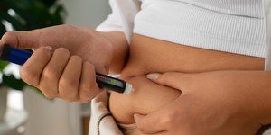 Especialista alerta: canetas emagrecedoras afetam saúde bucal