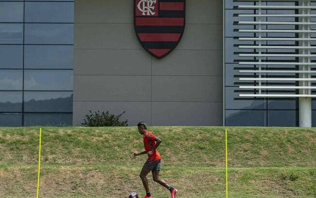 Testes, avaliações e primeiro contato com Paulo Sousa: elenco do Flamengo retorna ao Ninho nesta segunda-feira