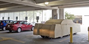 Cadillac sepultado em concreto vira escultura de 16 mil kg
