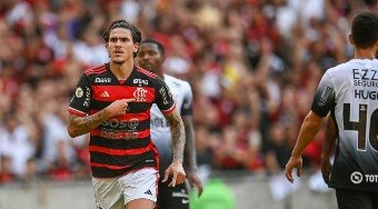 Flamengo bate Corinthians por 2 a 0 no Maracanã e assume liderança provisória