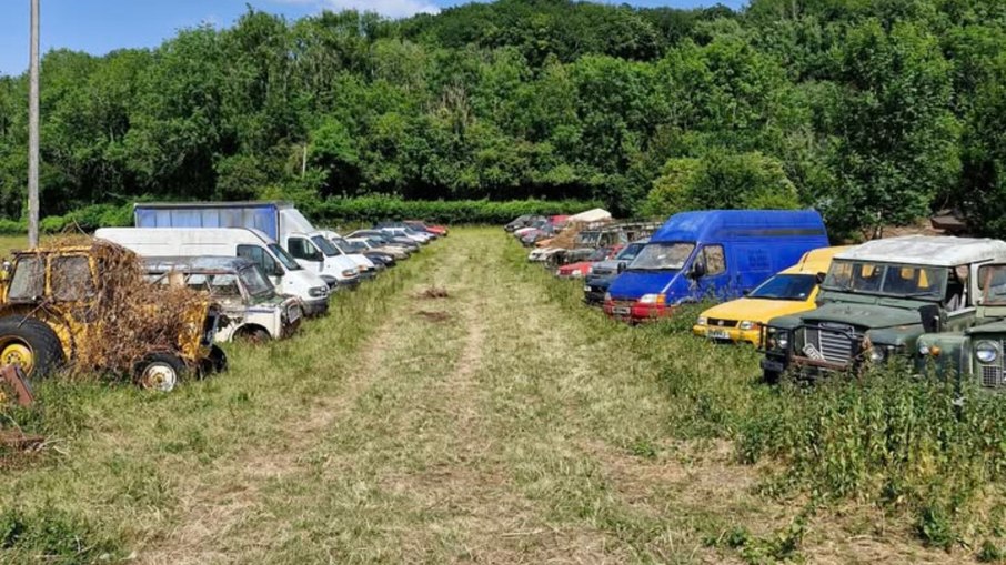 Mais de 200 carros clássicos foram encontrados em estado bruto Mais de 200 carros clássicos foram encontrados em estado bruto